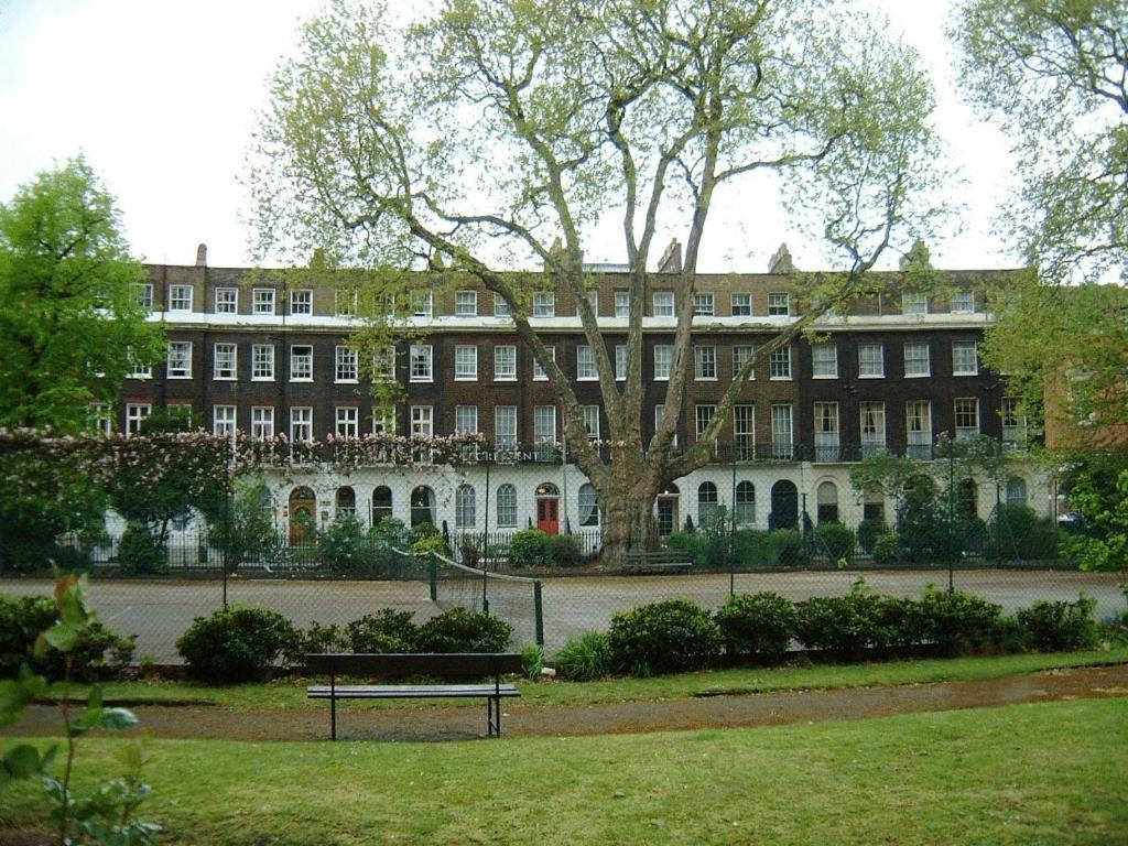 Crescent Hotel Londen Buitenkant foto